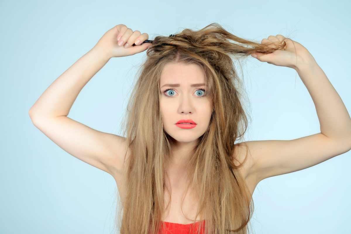 Capelli appiccicati in testa: come renderli voluminosi in 30 secondi