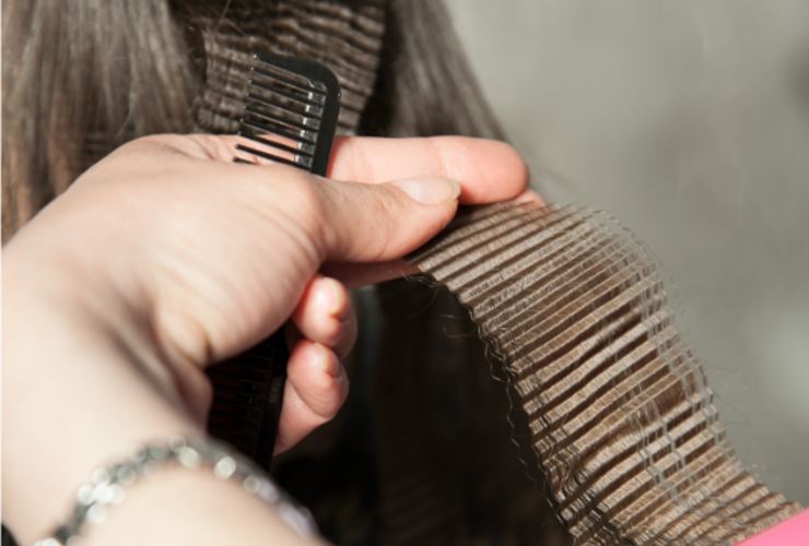 I capelli frisé vanno di nuovo di moda: come farli con e senza piastra
