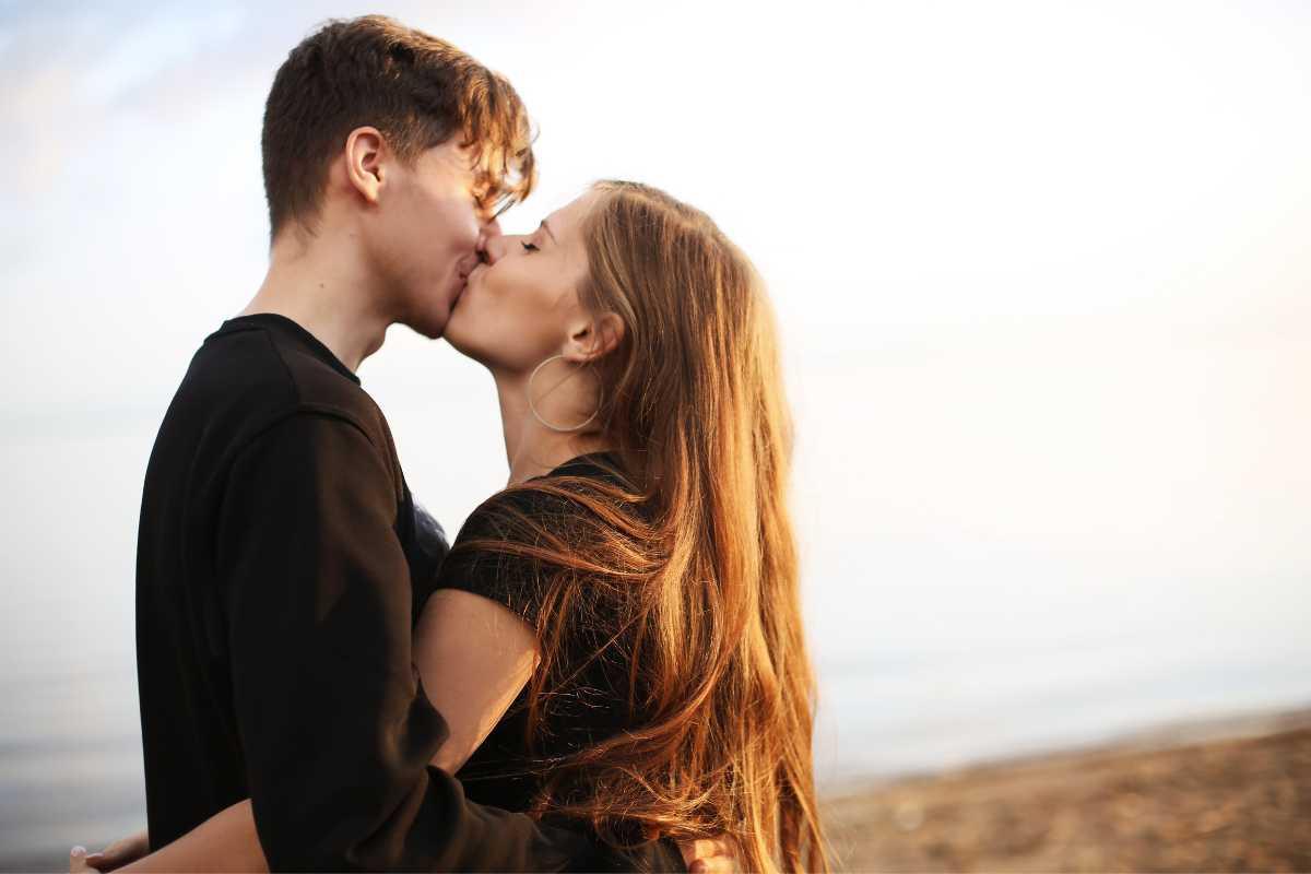 Primo bacio, non è quello il più indimenticabile: la classifica dei baci che “non si scordano mai”