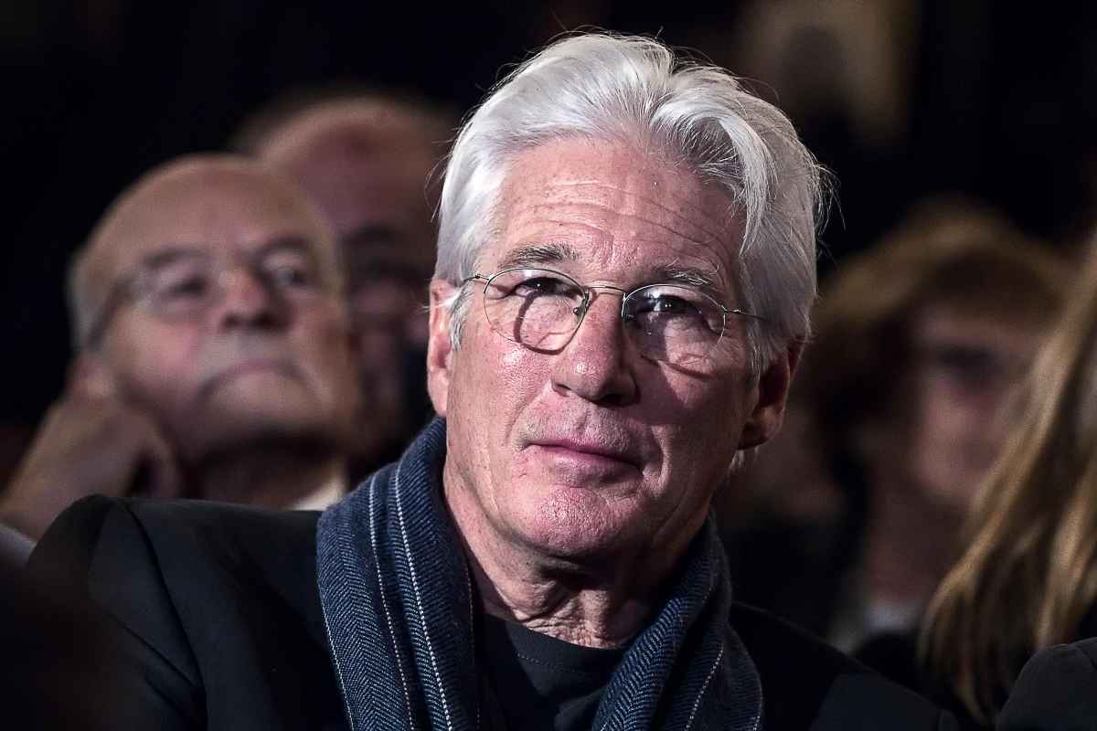 Richard Gere, chi è e cosa fa il suo (bellissimo) figlio 23enne: due gocce d’acqua