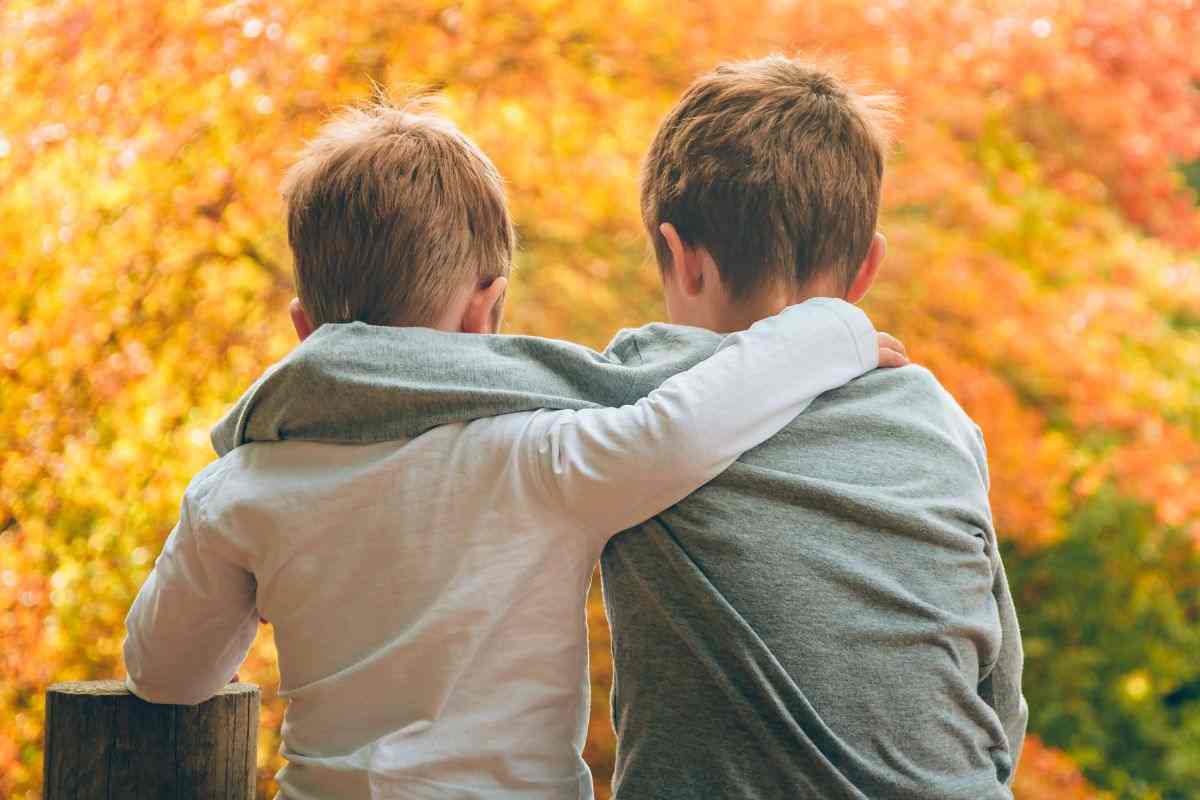 Quali sono i benefici sul comportamento dei bimbi che hanno dei fratelli in casa: cosa dice la scienza