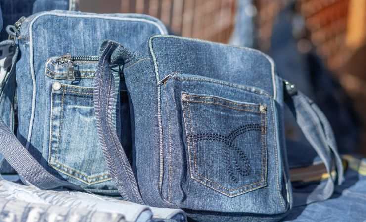 Come ottenere una borsa in denim da un paio di jeans