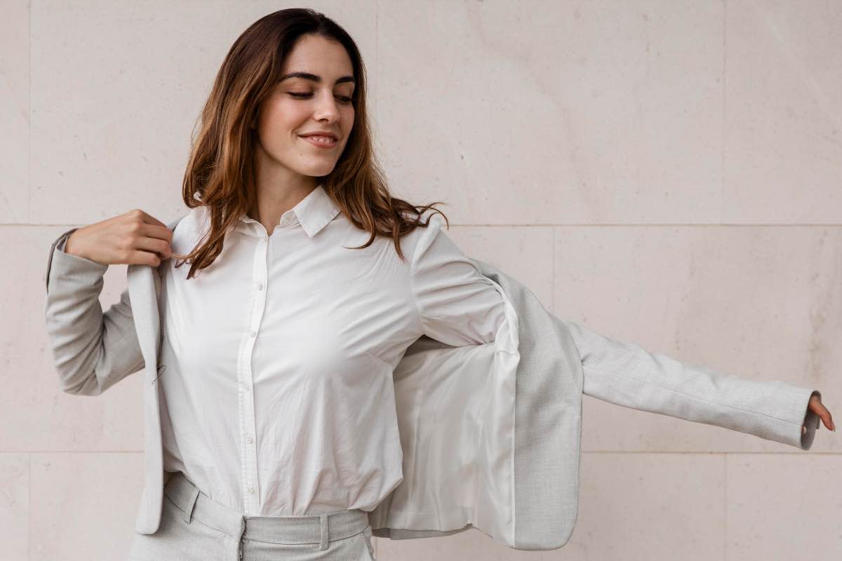 Camicia bianca: 3 abbinamenti adatti al giorno e alla sera