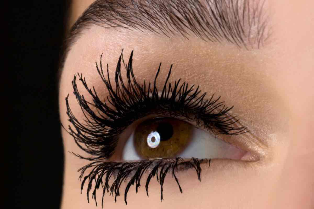 Mascara, come evitare l’effetto “grumi” sulle ciglia: il segreto che nessuna conosce