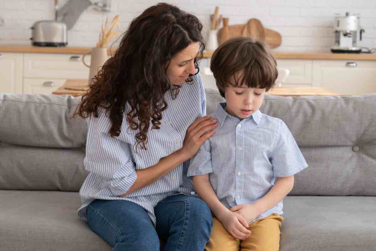 Frasi da non dire mai ad un bambino secondo secondo gli esperti: molti genitori lo fanno e le conseguenze sono impensabili