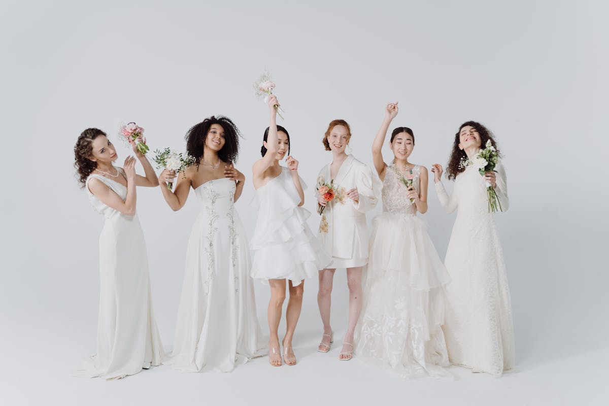 donne vestite invitate ad un matrimonio
