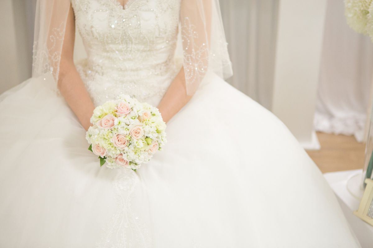 Secondo abito da sposa: comodità senza rinunciare allo stile per il taglio della torta e i balli di fine serata