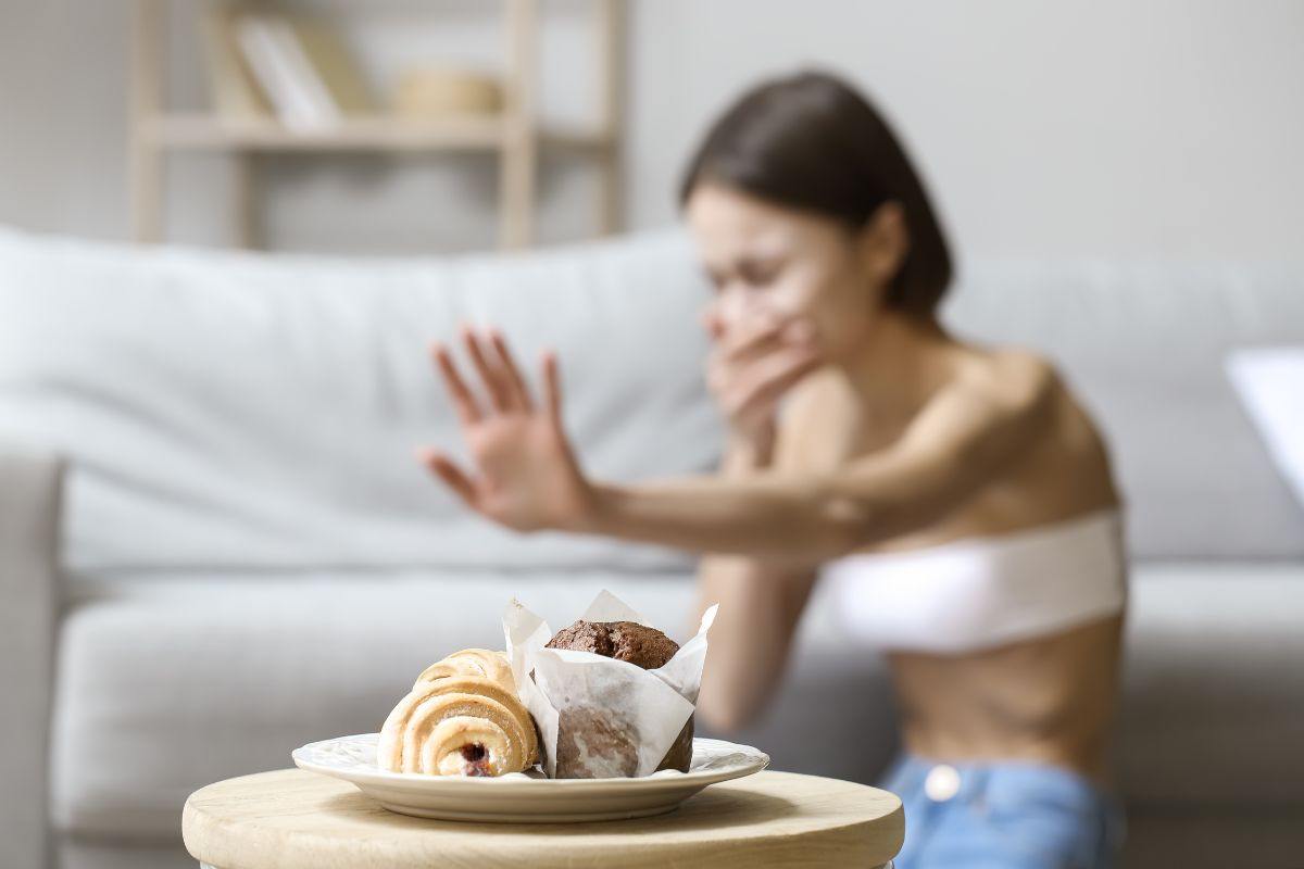 Anoressia nervosa, caratterizzata da sintomi sia fisici che psicologici: i primi segnali da non sottovalutare