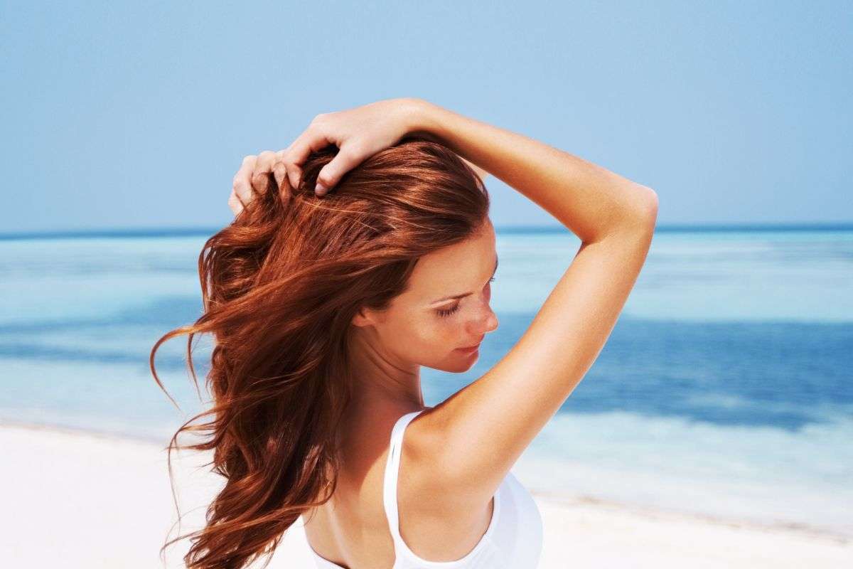 Sole, umidità, acqua di mare o piscina: 5 consigli per evitare che i capelli si rovinino in estate
