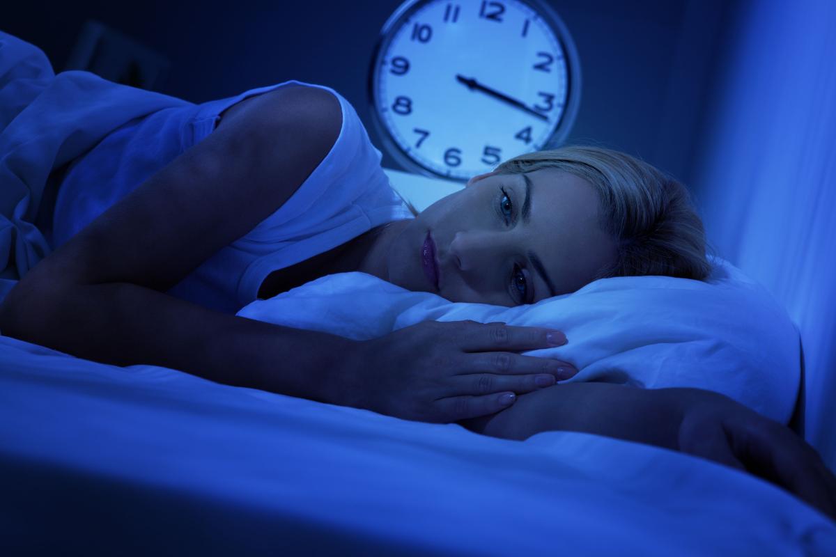Questa cattiva abitudine ha conseguenze negative sulla qualità del sonno: come intervenire e vivere meglio