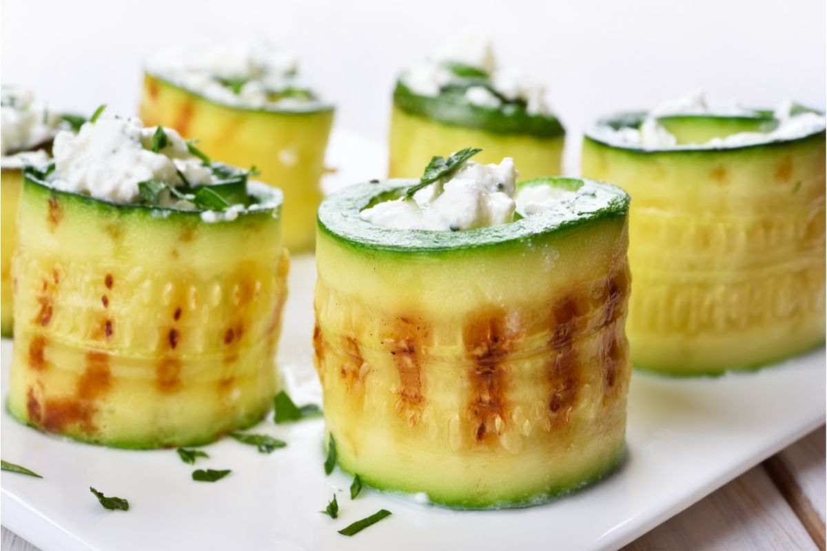 Sfiziosi, saporiti e dal ripieno irresistibile: come preparare gli involtini di zucchine estivi in 10 minuti