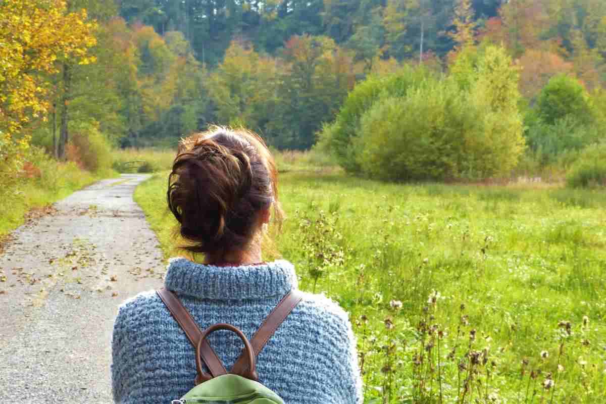 Meditazione camminata: come rilassare la mente e mantenere il corpo in salute allo stesso tempo