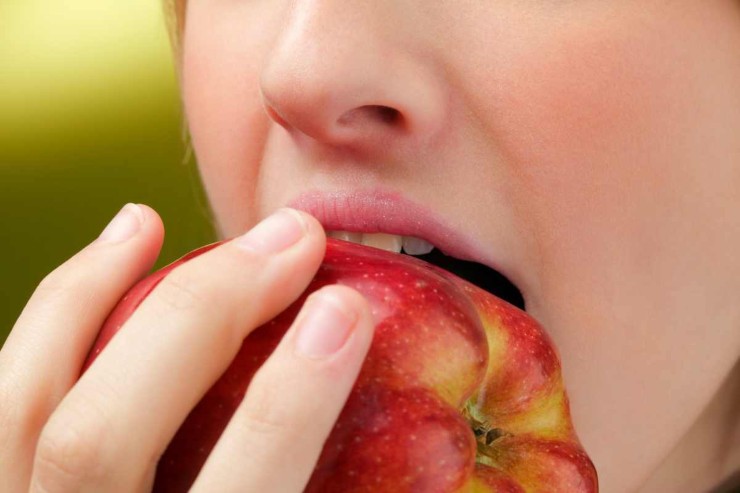 Il metodo giusto per mangiare una mela