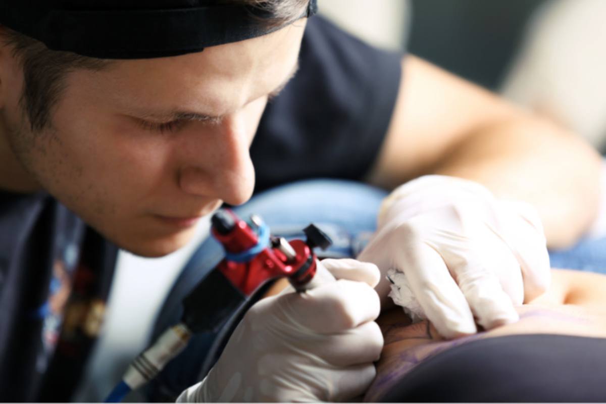 Il tattoo artist svela il tatuaggio che porterebbe sfortuna: una superstizione confermata dai clienti