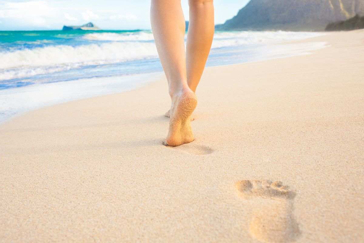 Cos’è il “beach walking” e quali sono i benefici: perché dovremmo approfittare della bella stagione per praticarlo