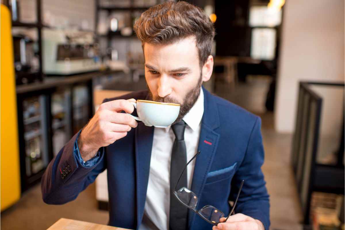 Cosa succede quando si beve caffè appena svegli