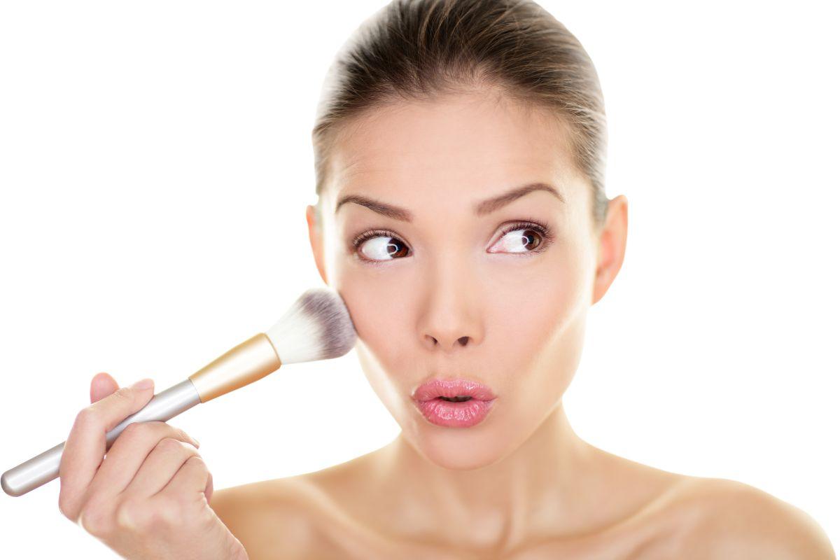 Come applicare il blush nel modo corretto in base alla forma del viso: scopri qual è quello più adatto a te