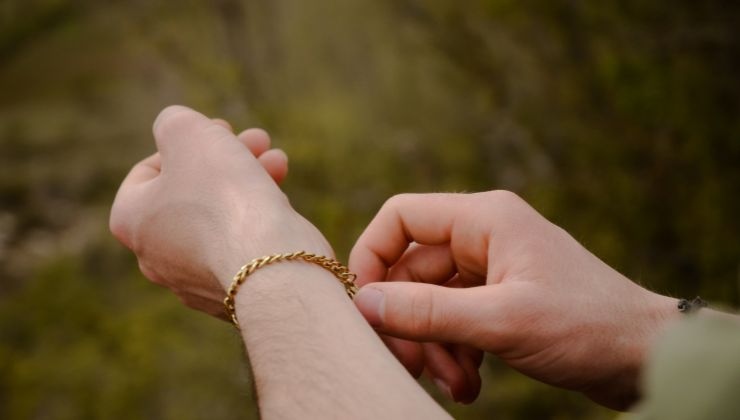 come allacciare un bracciale da sola