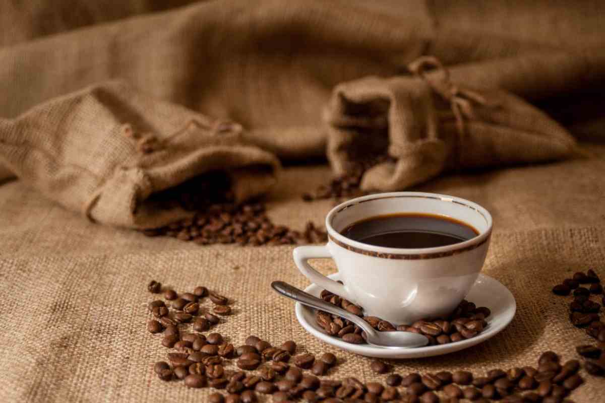 Bere caffè per sentirsi più attivi: ecco perché non è consigliato assumerlo appena svegli