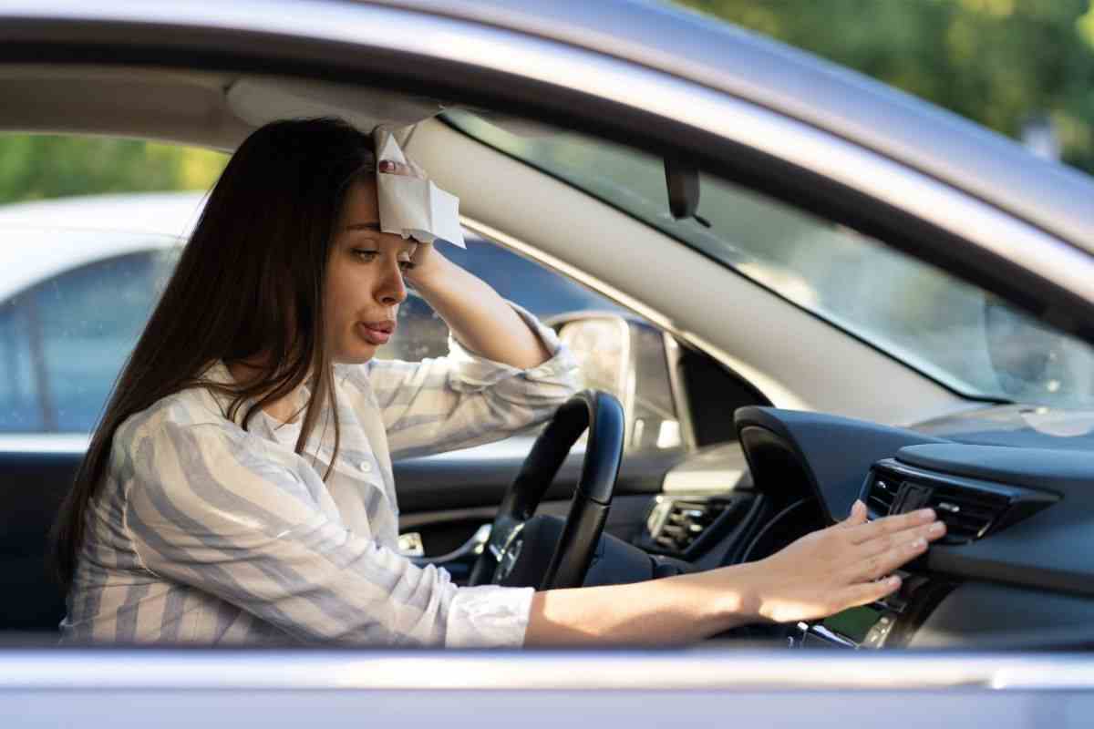 Caldo in auto, consigli e rimedi per l’estate da bollino rosso