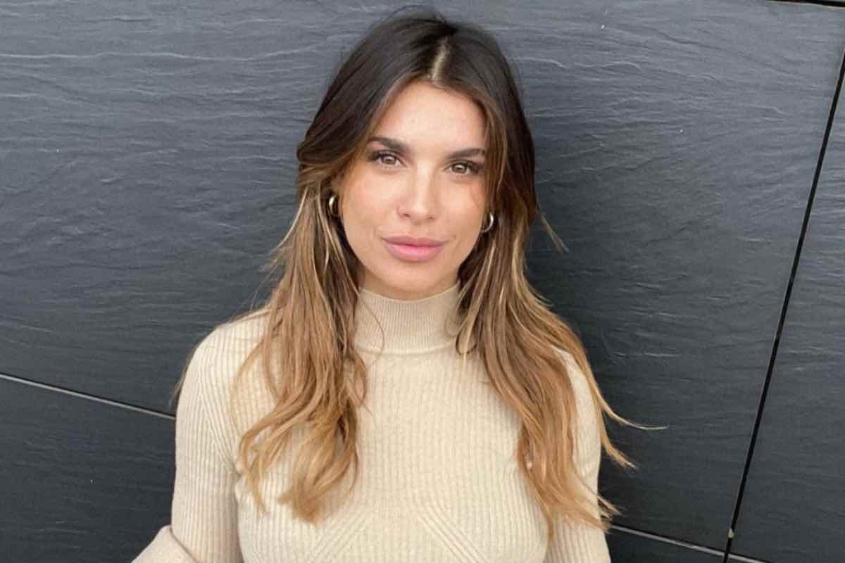 Elisabetta Canalis, la showgirl mostra il look chic e comodo perfetto per l’estate