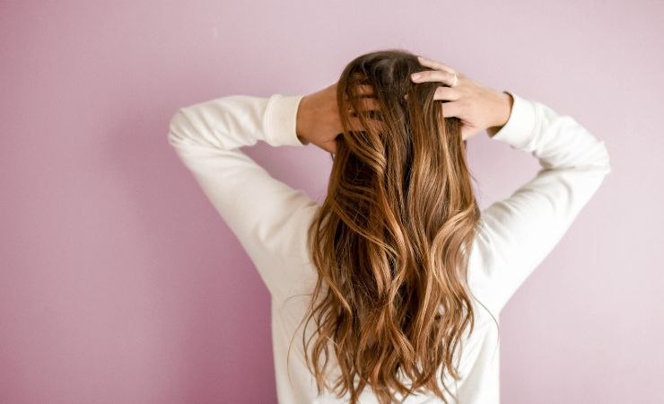 Capelli grassi, in che modo rallentare il sebo