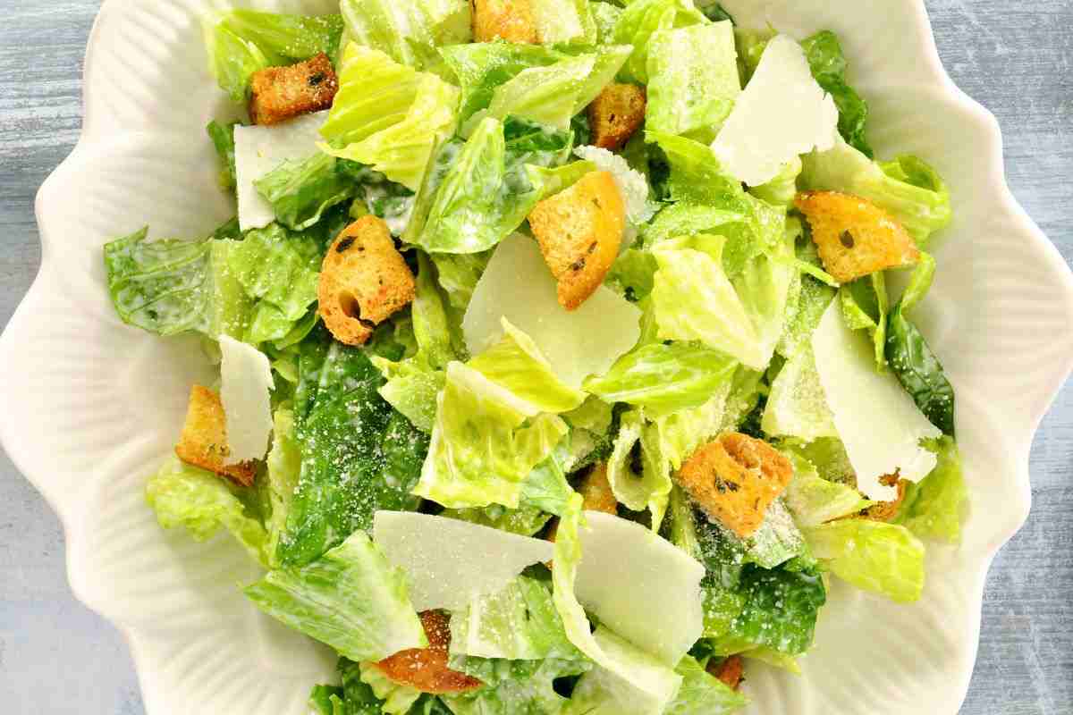 Caesar salad: come si prepara il piatto nutriente e genuino più amato dell’estate