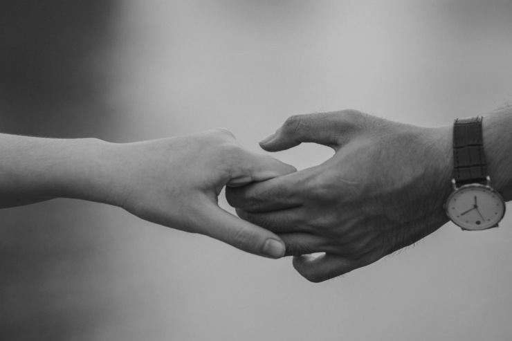 persone che si danno la mano