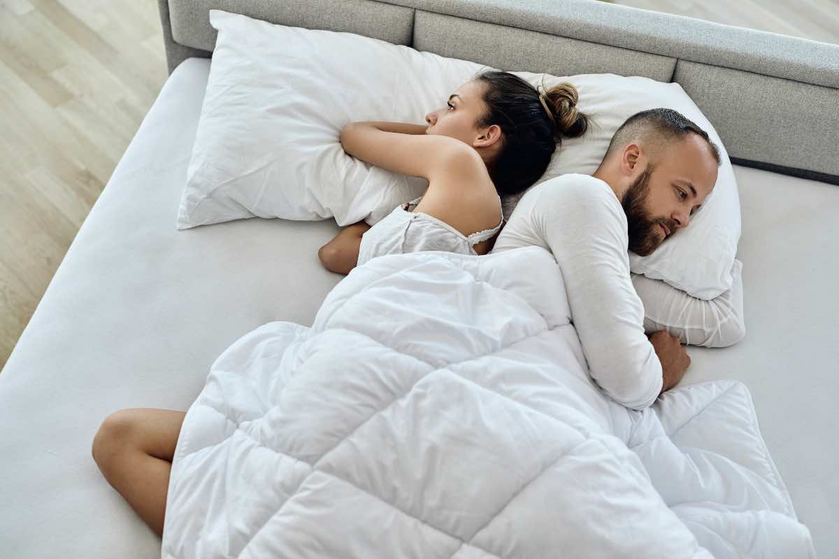 coppia nel letto arrabbiata
