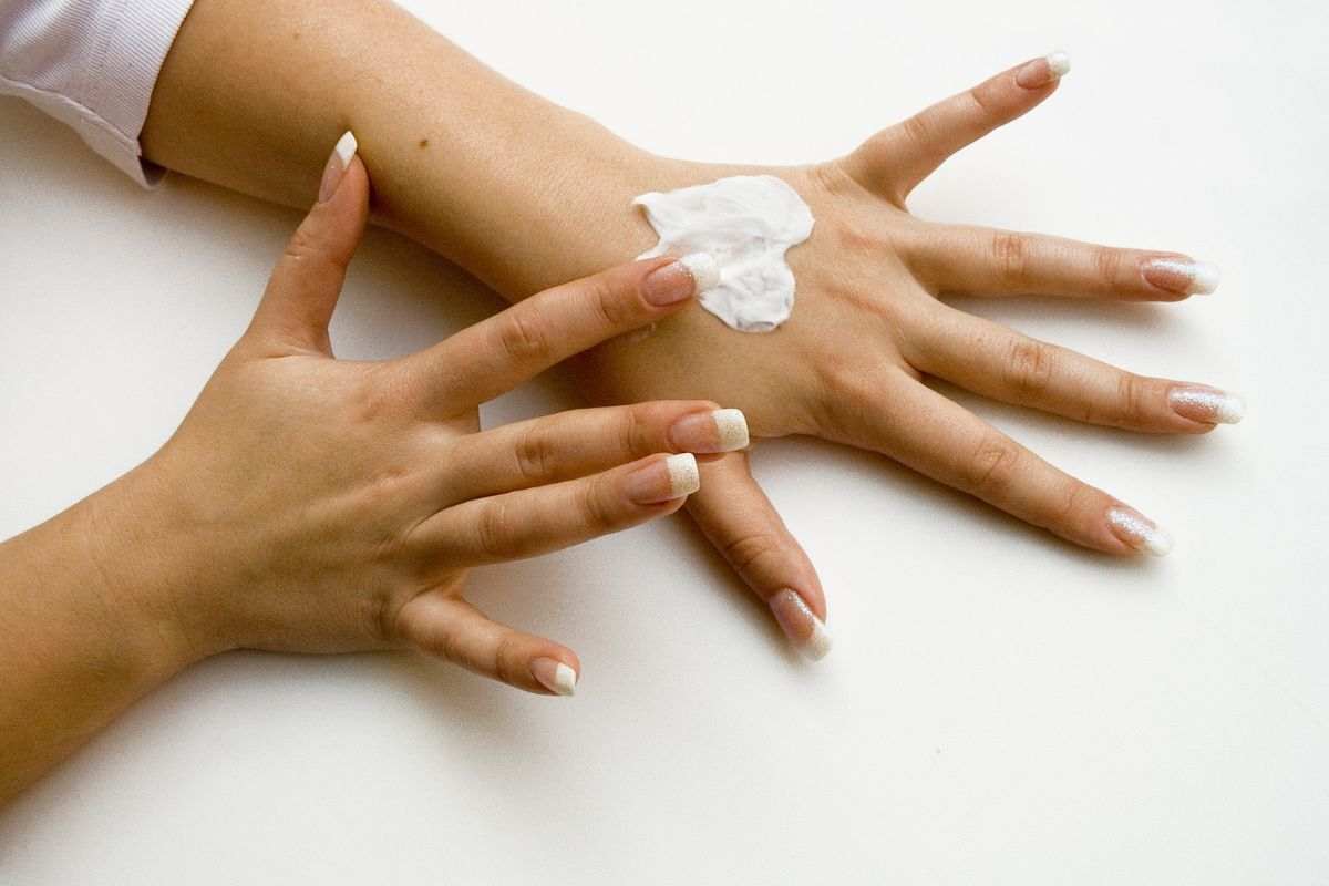 Cosa succede alla pelle se si utilizza una crema scaduta: quando è bene liberarsene e quando poterle ancora usare
