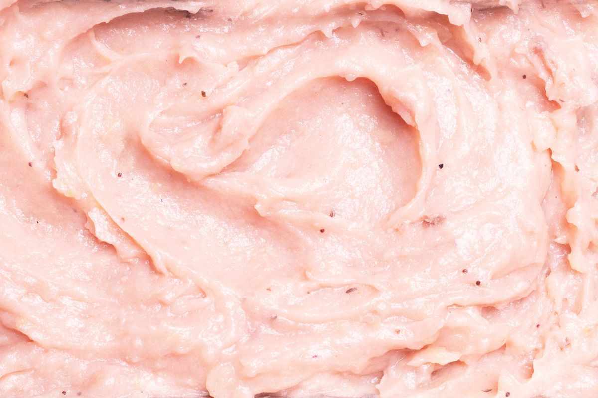 Niente di meglio di una golosa crema al gusto di fragola per i nostri dolci estivi: pronta in pochi minuti