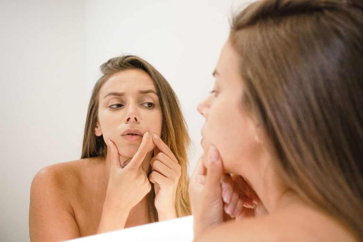Il trucco makeup che salva all’ultimo minuto: nascondere un brufolo alla perfezione usando una matita
