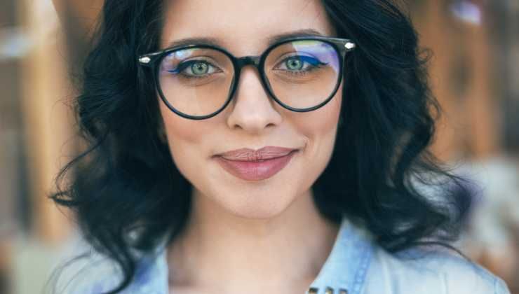 Come truccarsi se si portano gli occhiali: esalta lo sguardo col make up