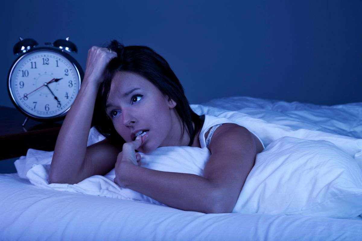 I trucchi per dormire bene quando fa caldo: anche le calze servono, ma solo se le usi così