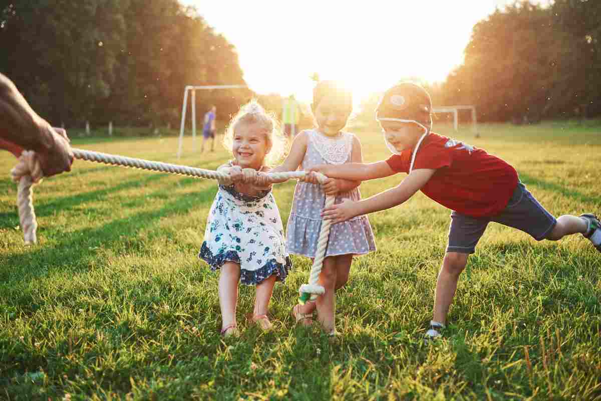 giochi con i bambini all'aperto