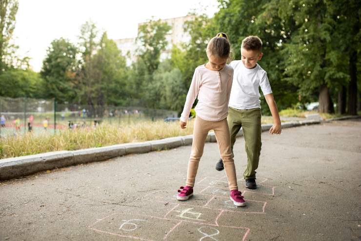 giochi con i bambini all'aperto