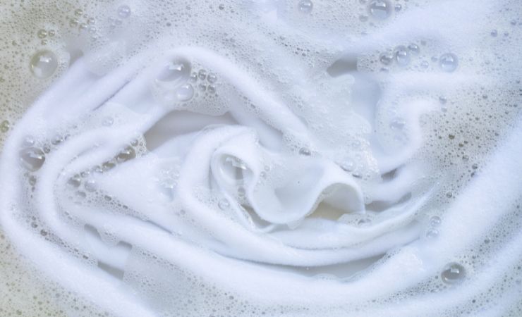 come eliminare le macchie di sudore