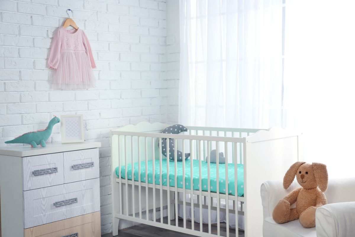 Cosa non mettere mai dentro la culla del neonato mentre dorme: rischia di soffocare nel sonno