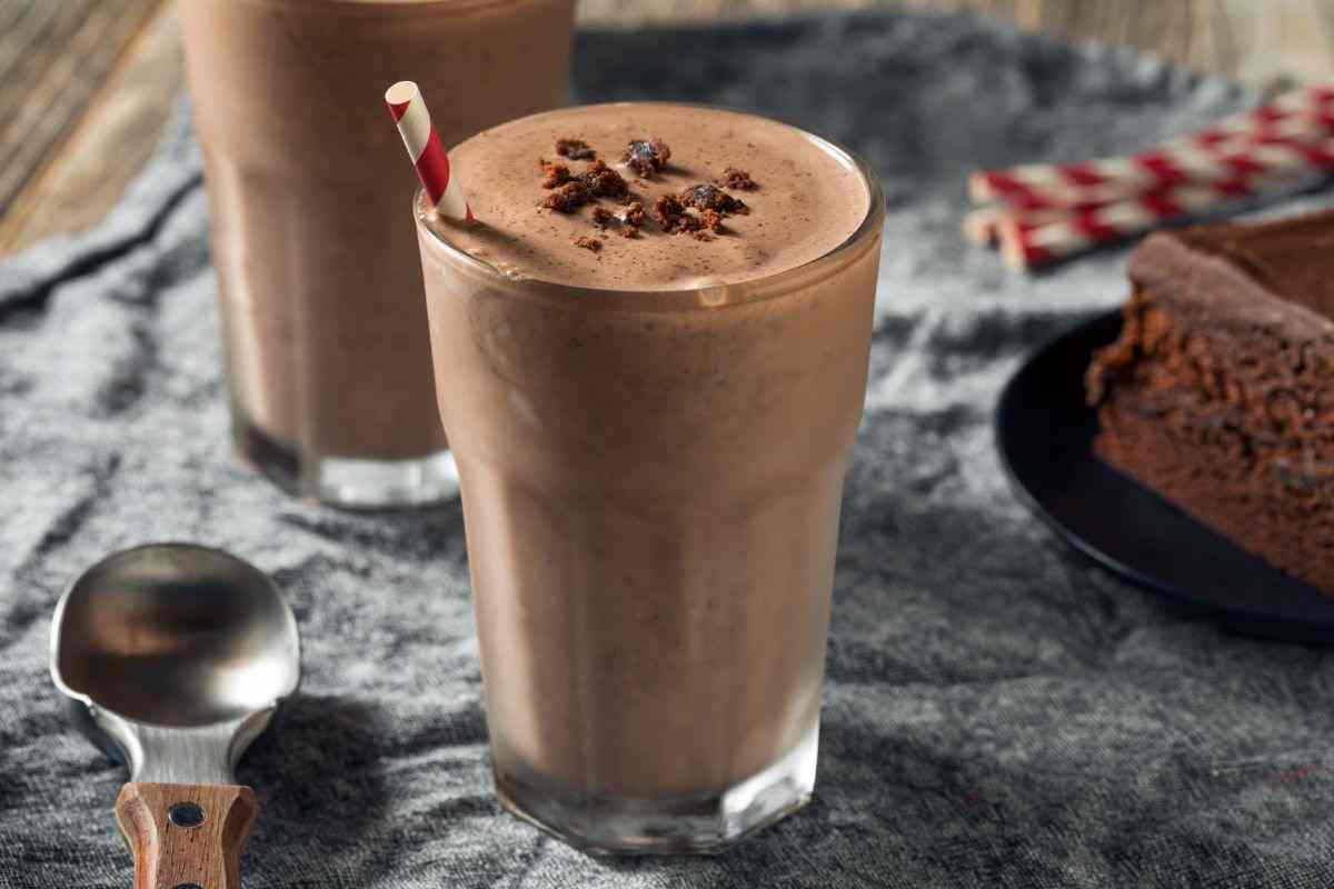 Milkshake, fresca golosità da gustare in estate: come si prepara la versione al cioccolato