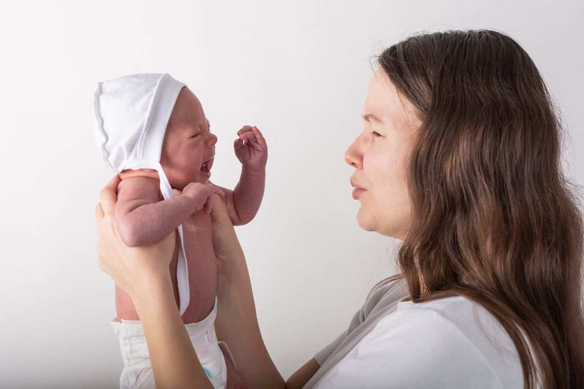 Un gesto da non fare mai quando il neonato piange: si possono provocare gravi lesioni celebrali