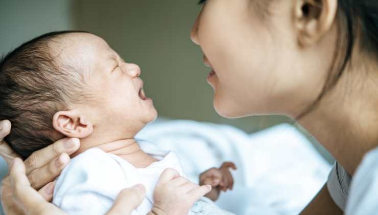 il gesto da non compiere mai quando il neonato piange