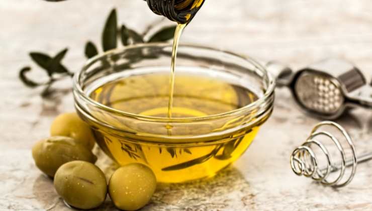 Olio d'oliva per la cura delle labbra screpolate