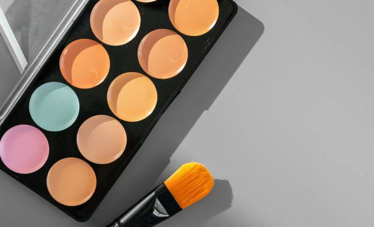 come coprire un brufolo con il make-up