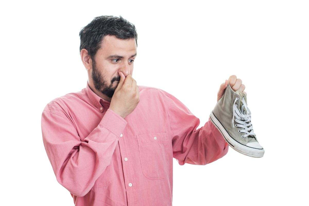 Cattivo odore dalle scarpe, con il metodo del phon si elimina definitivamente: il trucco per averle fresche e profumate