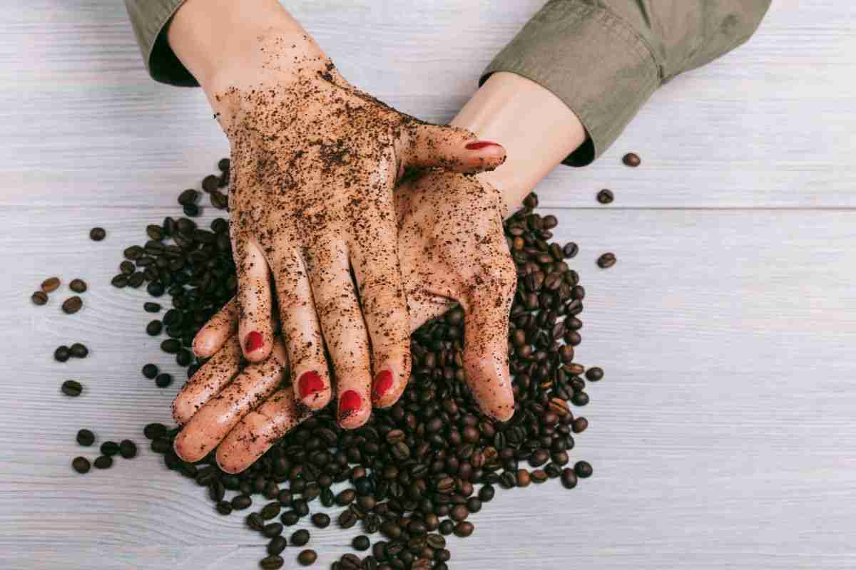 Scrub al caffè, i benefici sono inimmaginabili: le ricette fai-da-te per tornare a risplendere