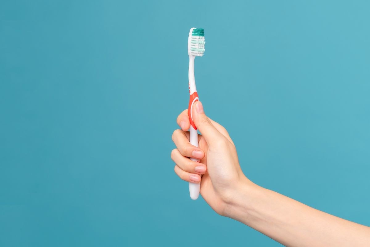 Ogni quanto è bene cambiare lo spazzolino da denti? La regola da seguire per evitare infezioni alla bocca