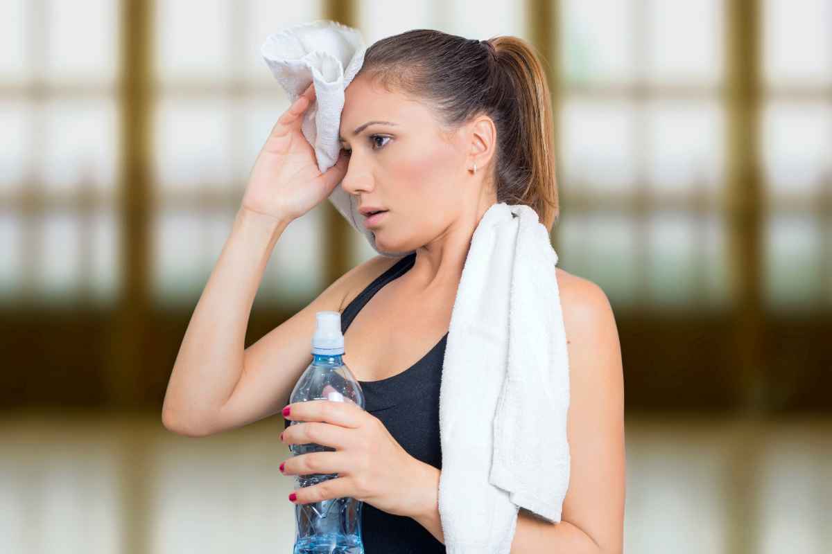 Sudore eccessivo in estate: conviene applicare un deodorante o un antitraspirante? Risponde l’esperto