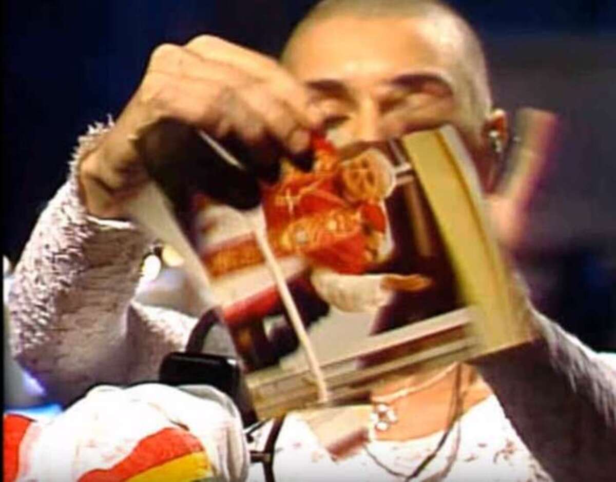 Sinead O'Connor strappa la foto del Papa