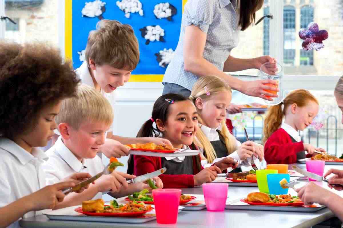 Allerta stoviglie per bambini: questi sono i più acquistati ma contengono un cocktail di sostanze tossiche