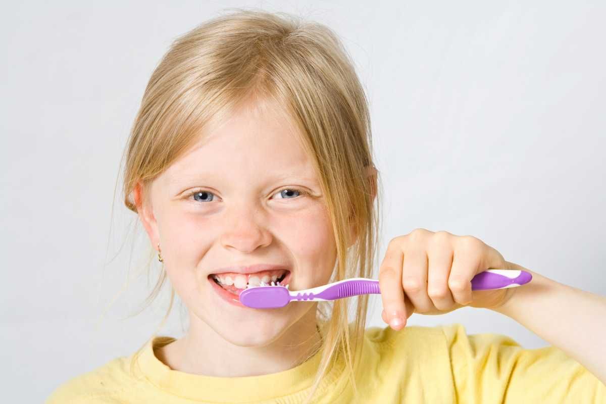 Cattive abitudini che rovinano la salute dei denti dei bambini: cosa evitare per non danneggiarli permanentemente